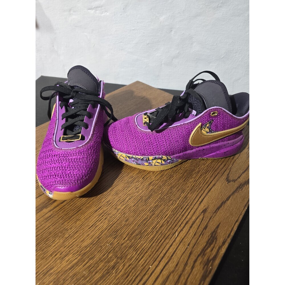 ​Nike LeBron 20 GS Violet Frost Purple Gold Size 6Y Women 7.5 Lakers